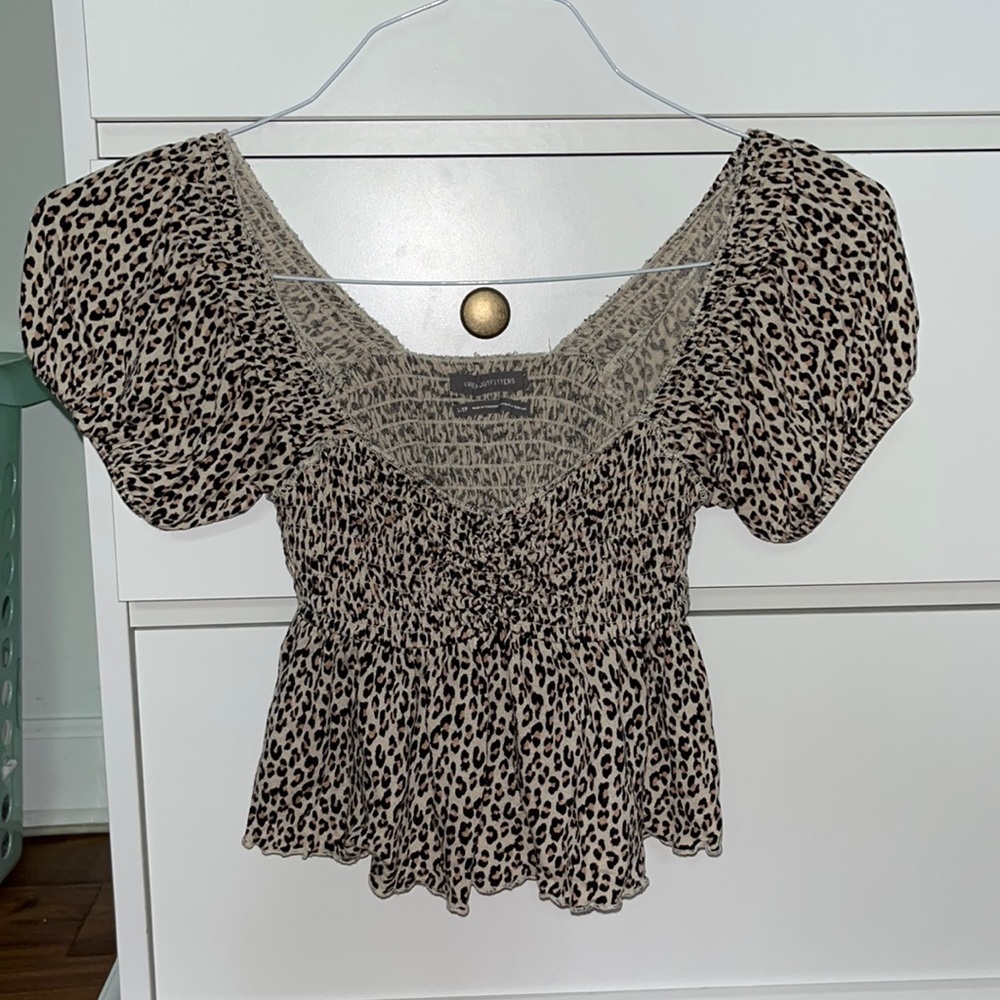 Urban outfitters cute cropped cheetah-print, puffy sleeve top